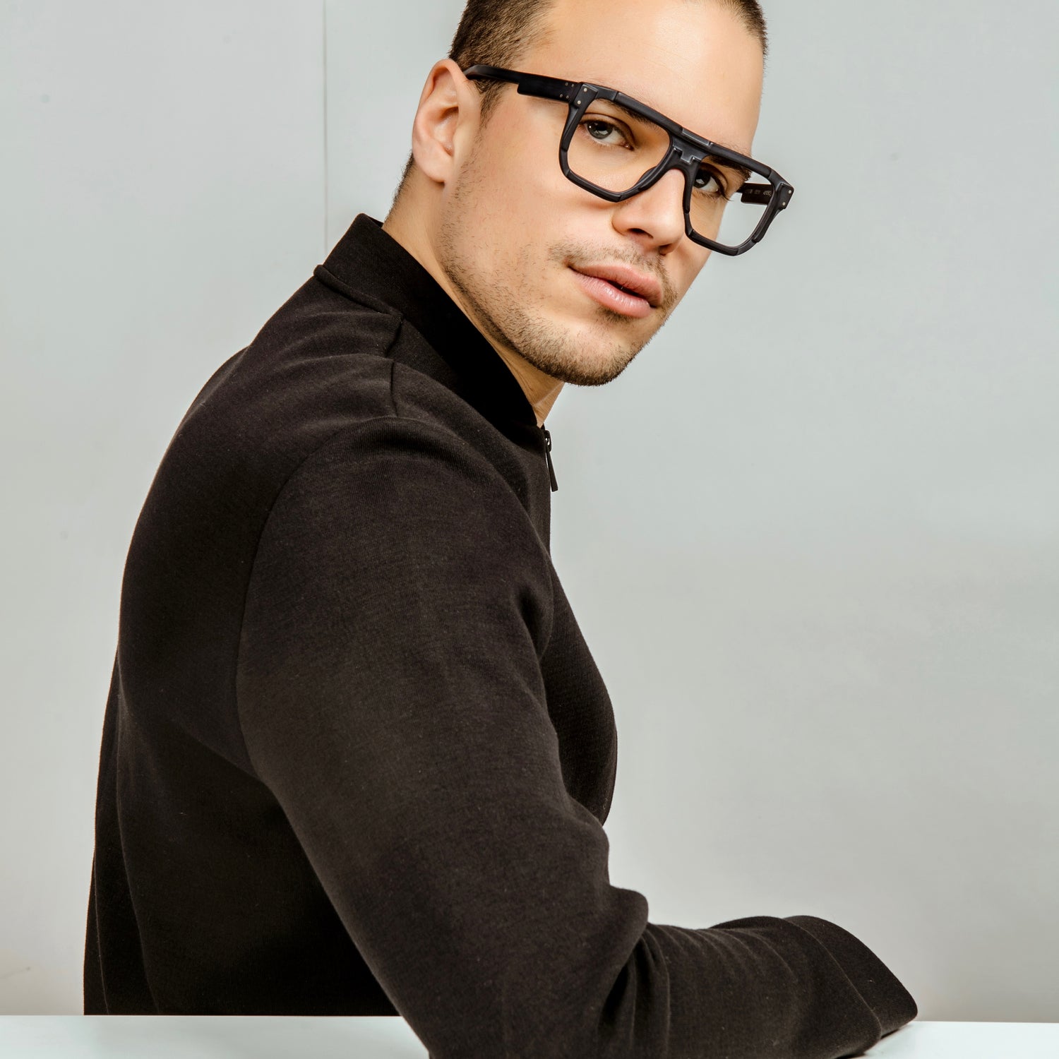 Lunette carrée en plastique noir pour homme par Marie-Sophie Dion BAR À LUNETTES