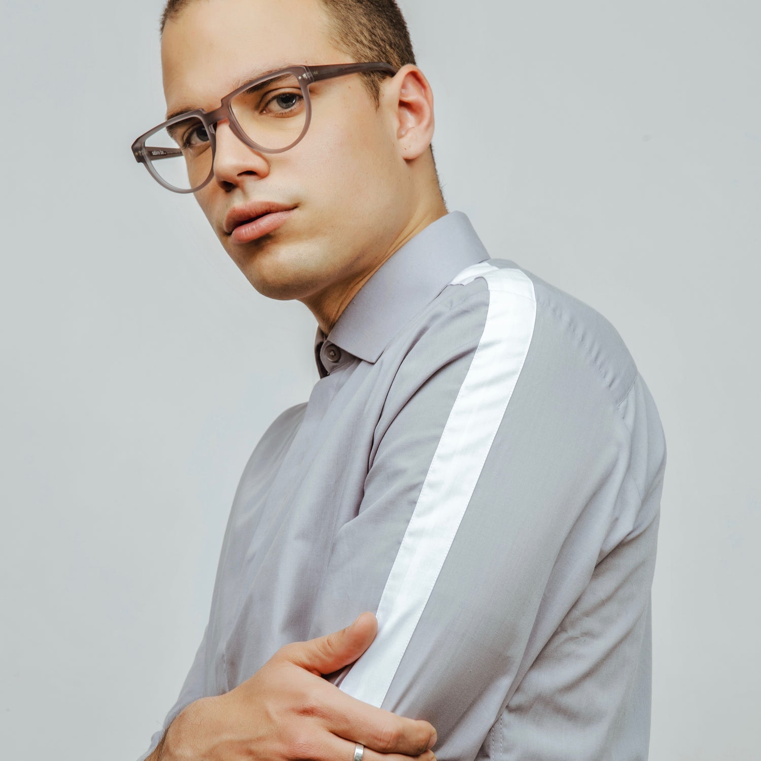 Lunette grise en plastique pour homme par Marie-Sophie Dion BAR À LUNETTES