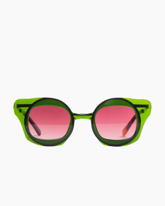 green metal rectangle  sunglassesby Gamine model Navesödermalm, front view, lunettes de vue rectangle couleur vert