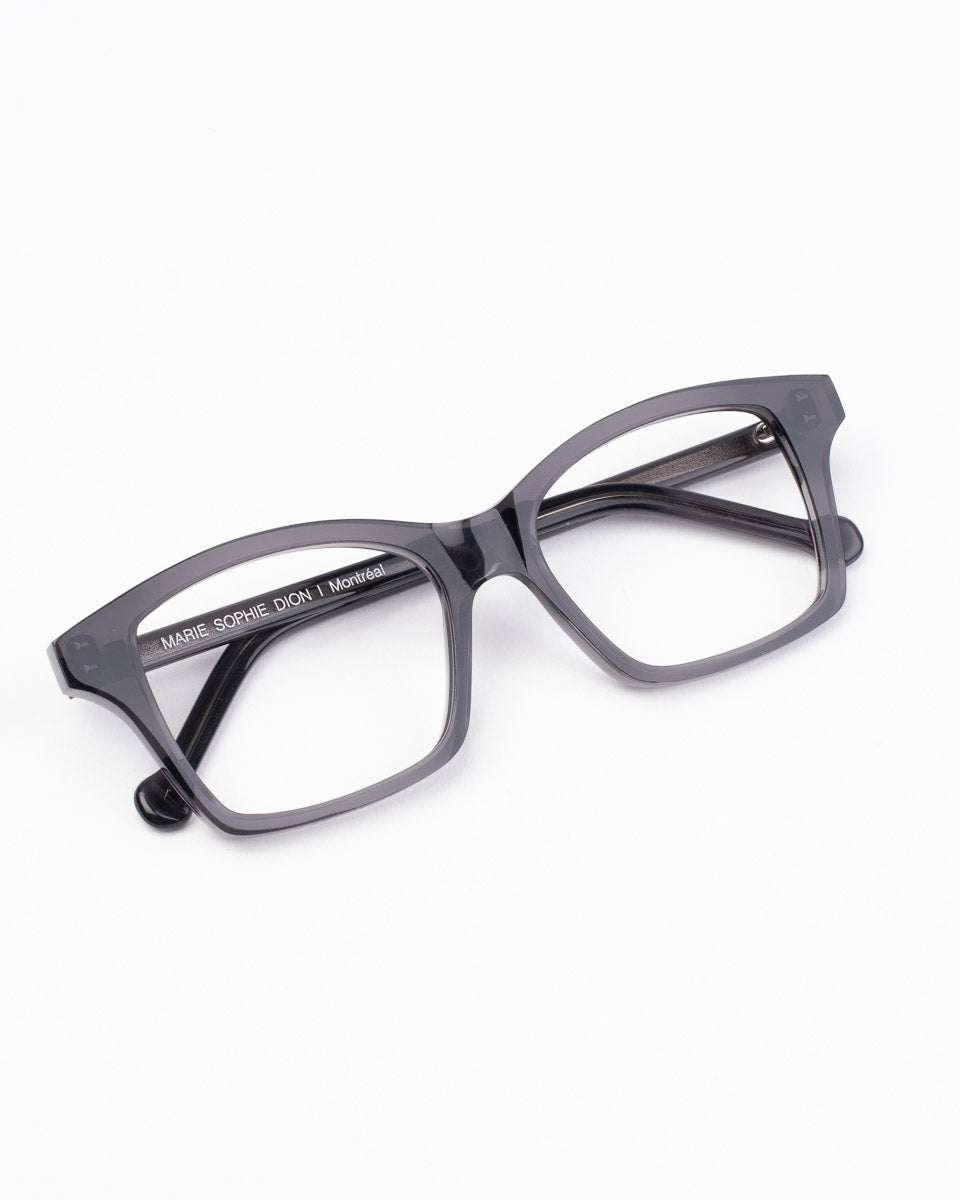 grey plastic butterfly eyeglasses by Marie-Sophie Dion model Giguere, front view, lunettes de vue papillon couleur Gris