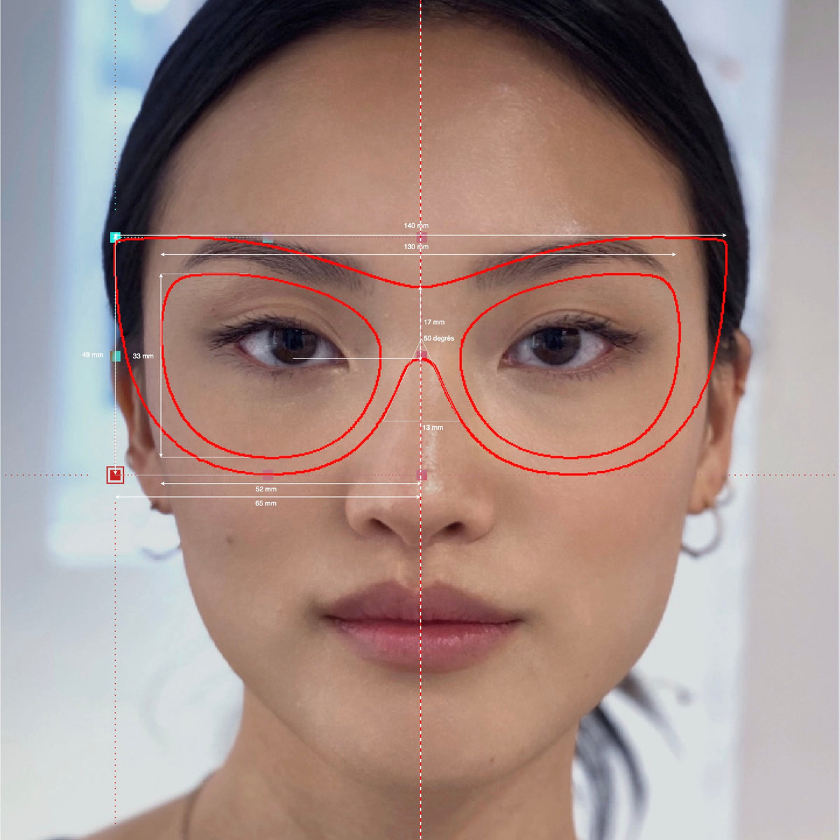 Opticienne conseillant une cliente sur les modèles et coloris de montures sur mesure Bar à Lunettes