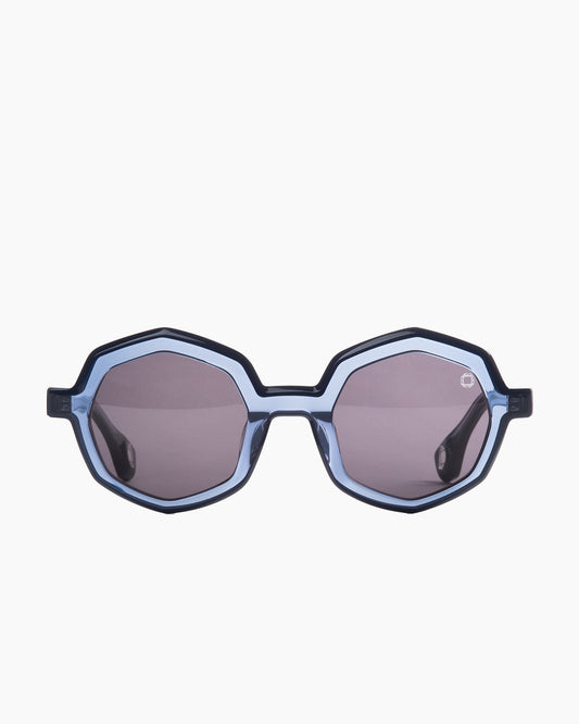blue plastic octogon sunglassesby Blake Kuwahara model loos, front view, lunettes de vue octogone couleur bleu