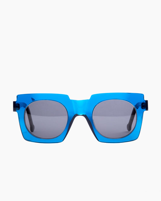 blue plastic rectangle  sunglassesby Marie-Sophie Dion model Ouimet, front view, lunettes de vue rectangle couleur Bleu