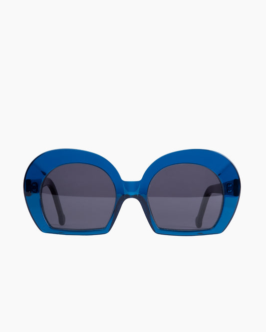 blue plastic oval sunglassesby Marie-Sophie Dion model Distasio, front view, lunettes de vue ovale couleur Bleu