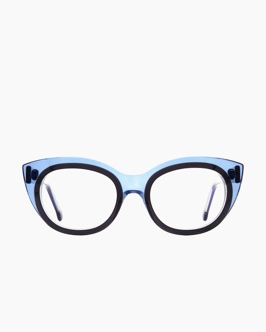 grey plastic cat eyeglasses by Marie-Sophie Dion model Blais, front view, lunettes de vue chat couleur gris