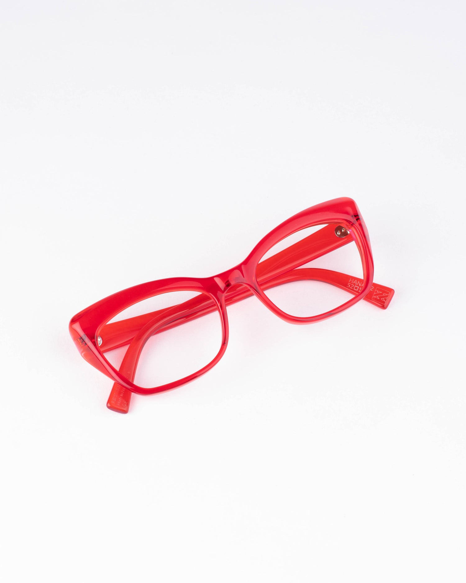 red plastic butterfly eyeglasses by Kirk&Kirk model HANA, front view, lunettes de vue papillon couleur Rouge