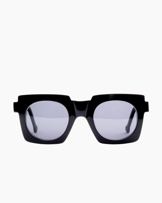 black plastic rectangle  sunglassesby Marie-Sophie Dion model Ouimet, front view, lunettes de vue rectangle couleur Noir