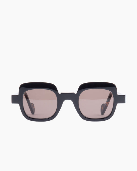black plastic rectangle  sunglassesby Anne et Valentin model sally, front view, lunettes de vue rectangle couleur Noir