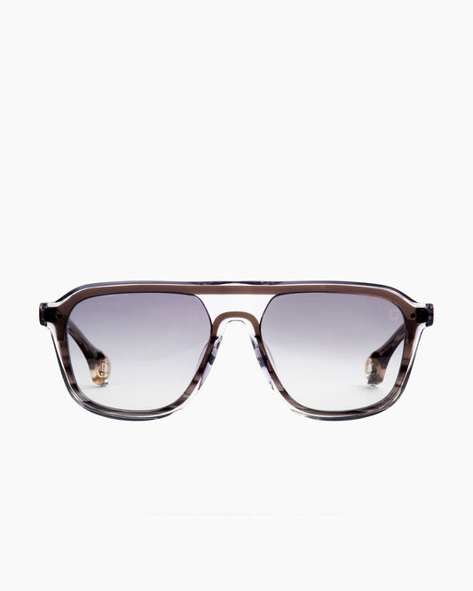grey plastic aviator sunglassesby Blake Kuwahara model Rietveld, front view, lunettes de vue aviateur couleur gris