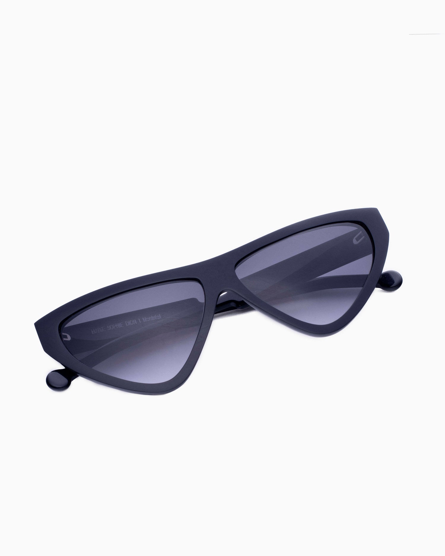 black plastic triangle  sunglassesby Marie-Sophie Dion model Hart, front view, lunettes de vue triangle couleur Noir