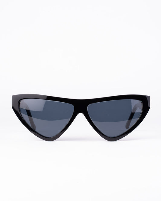 black plastic triangle sunglassesby Marie-Sophie Dion model Hart, front view, lunettes de vue triangle couleur Noir
