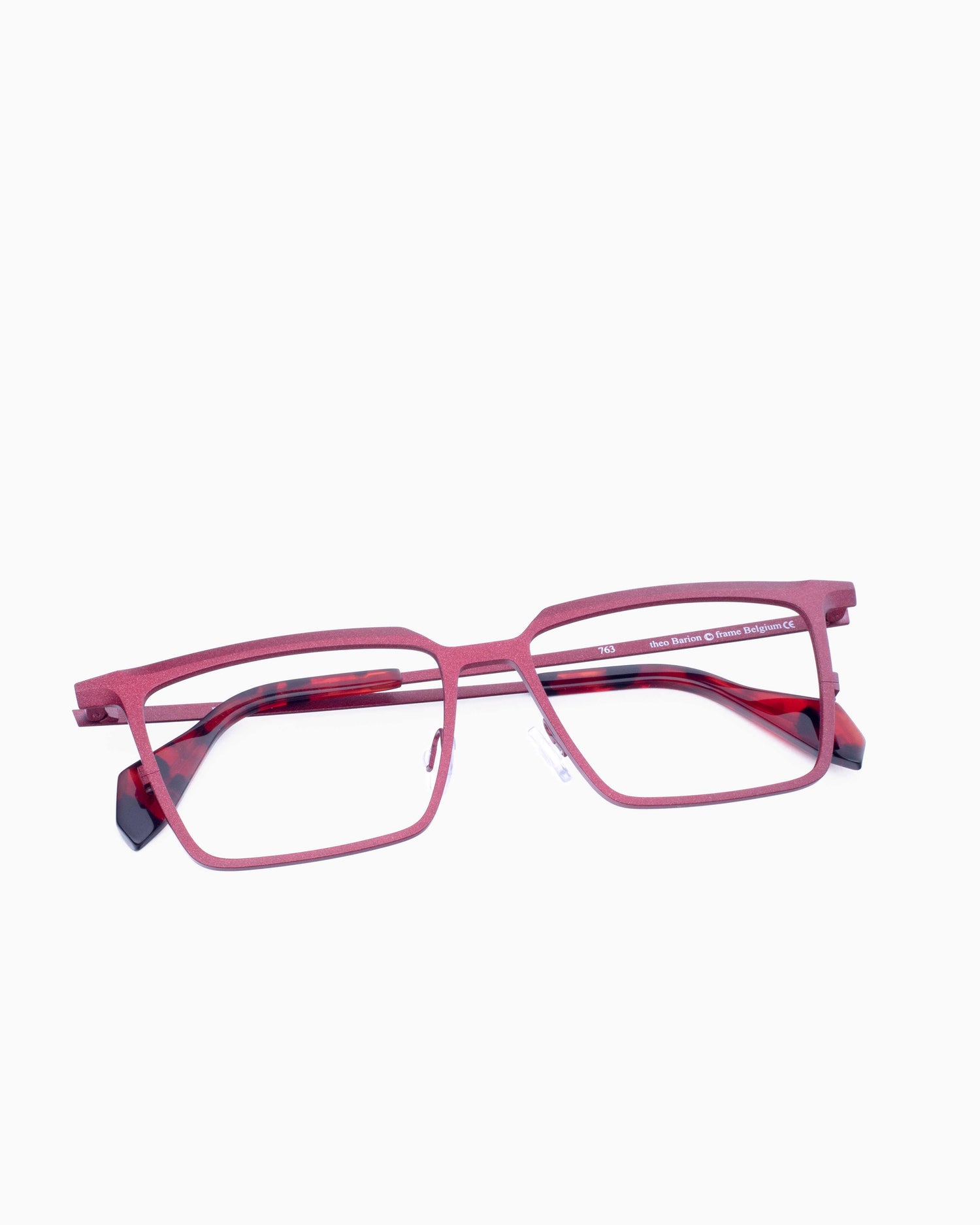 red metal rectangle eyeglasses by Theo model Barion, front view, lunettes de vue rectangle couleur Rouge