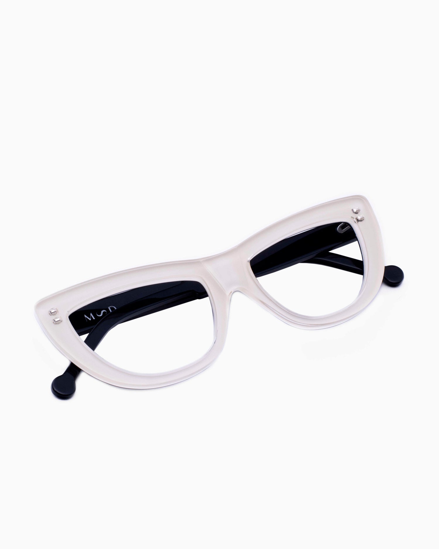 white plastic cat eyeglasses by Marie-Sophie Dion model Hanna, front view, lunettes de vue chat couleur Blanc