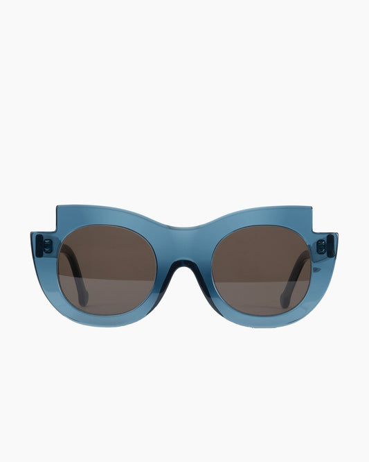 blue plastic round  sunglassesby Marie-Sophie Dion model Latraverse2Sun, front view, lunettes de vue rond couleur Bleu