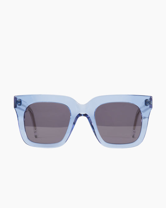 blue plastic rectangle  sunglassesby Marie-Sophie Dion model Middleton, front view, lunettes de vue rectangle couleur Bleu