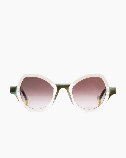 beige plastic cat  sunglassesby Theo model modernisme, front view, lunettes de vue chat couleur beige