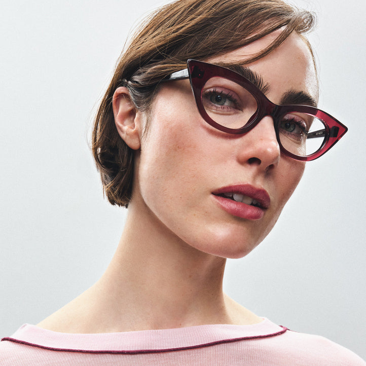 Femme cheveux courts portant des lunettes rouges d'une marque du Quebec