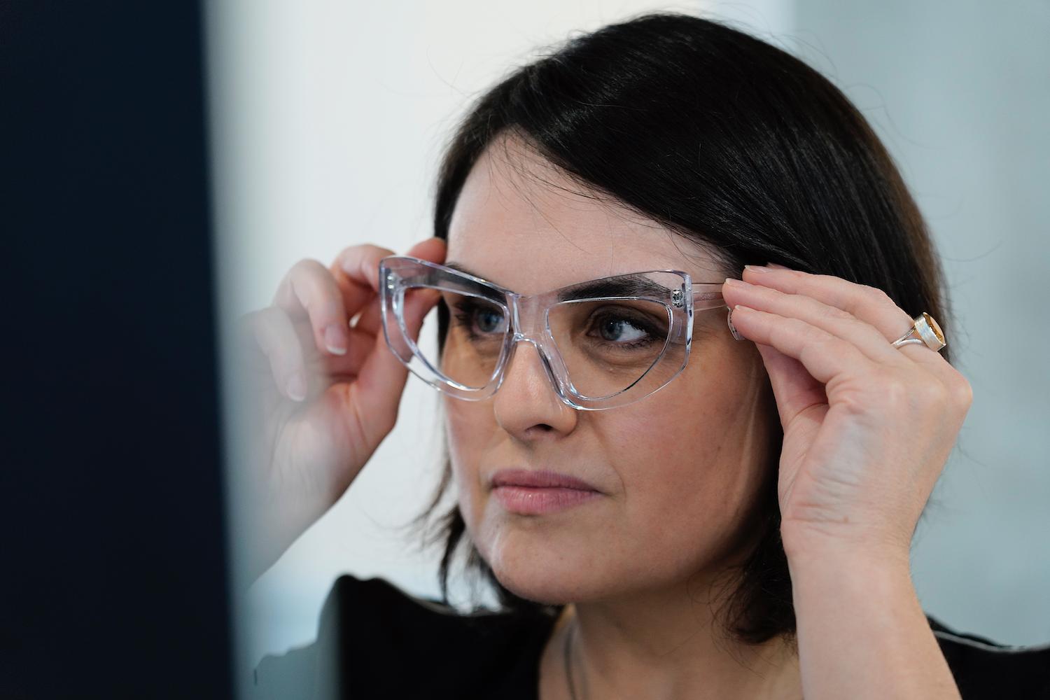 Femme portant des lunettes optiques de la collection Optic Low Price au Bar à Lunettes