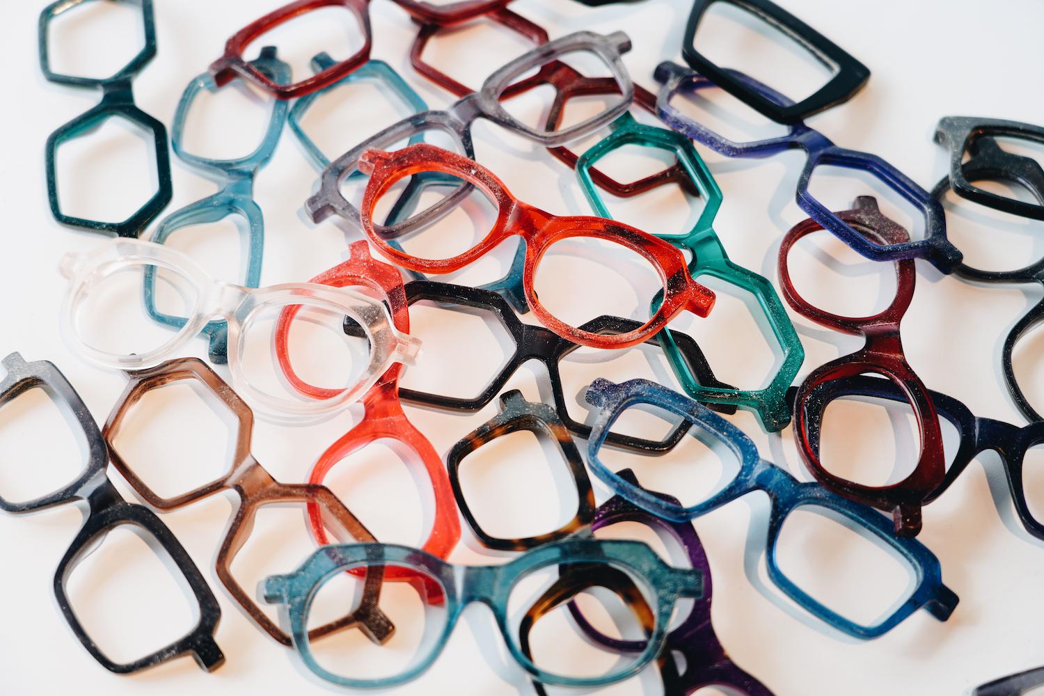 Montures de lunettes colorées de la collection Optic Low Price, qualité abordable