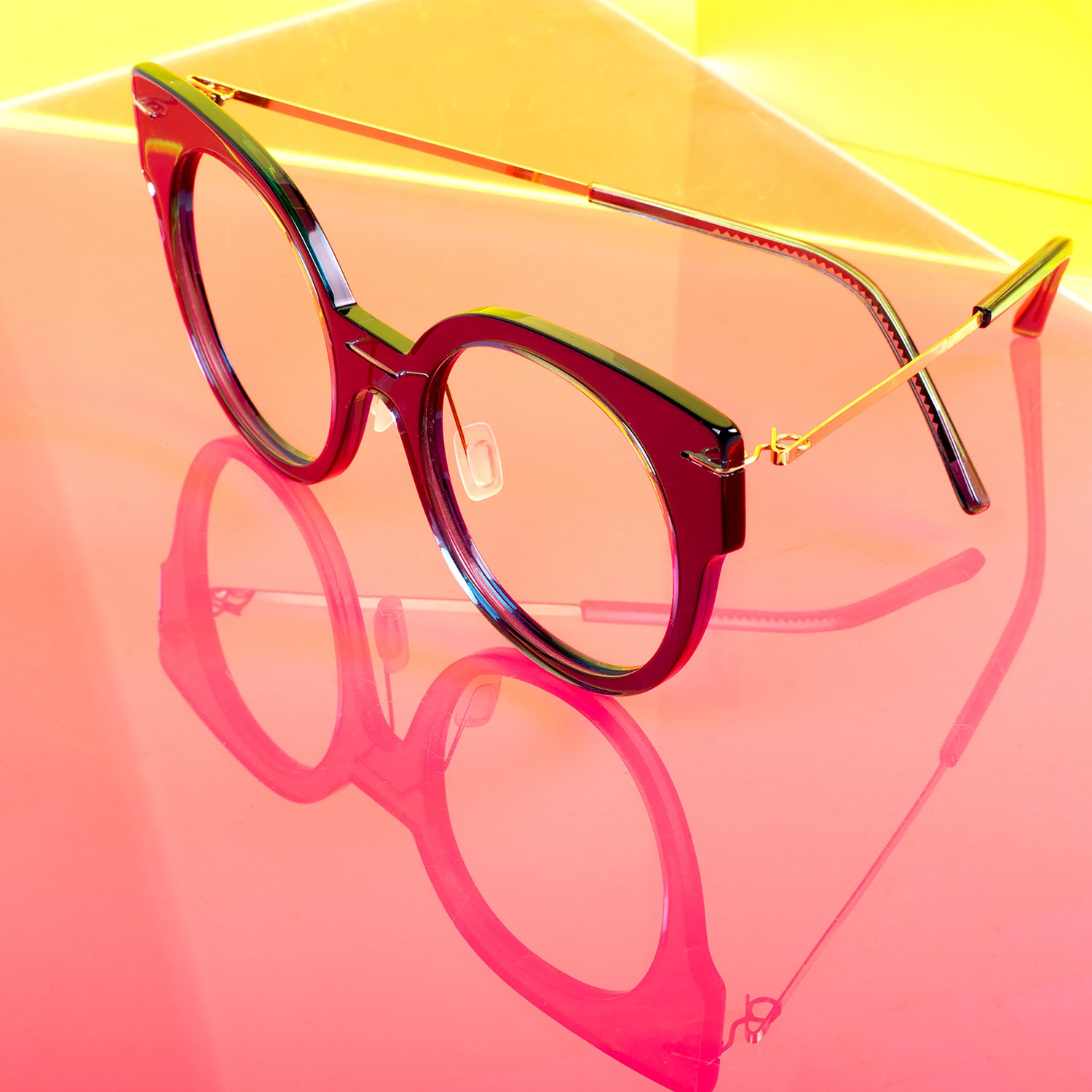 Lunettes de couleur vin en acétate coloré de la collection Monogram x Marie-Sophie Dion chez BAR À LUNETTES