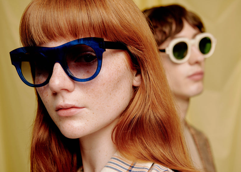 Femme rousse portant des lunettes de soleil bleues Anne et Valentin — disponibles chez Bar à Lunettes Québec