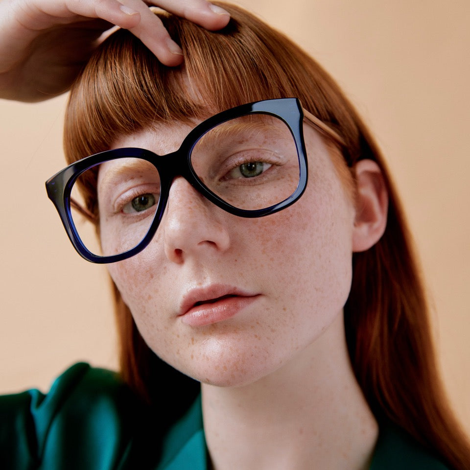 Femme rousse portant des lunettes noires oversize de la collection MSD Légère — Bar à Lunettes Montréal