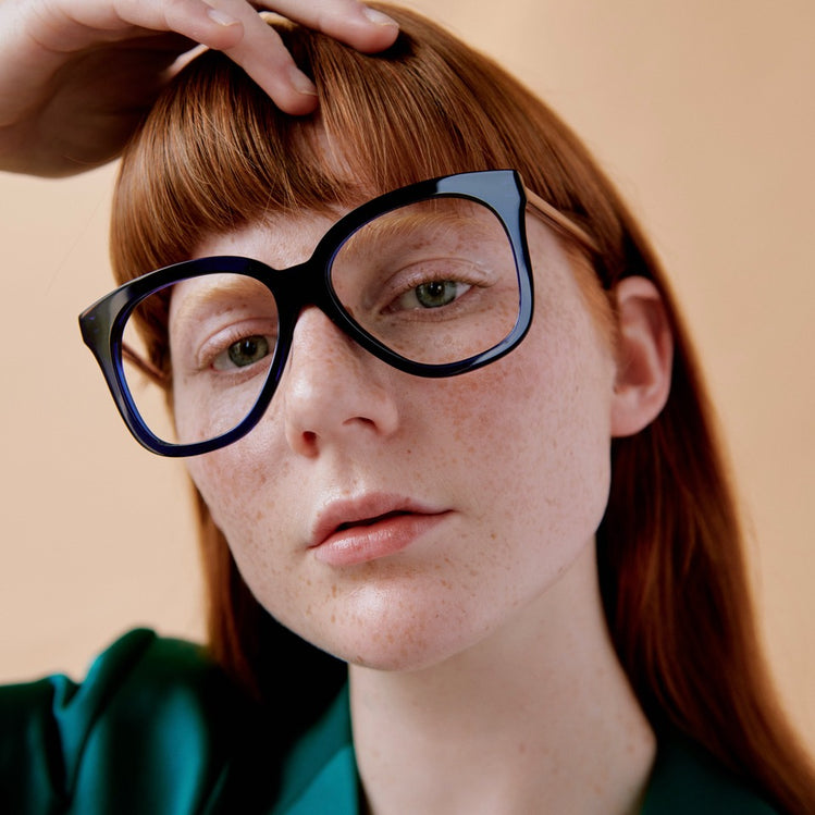 Femme rousse portant des lunettes noires oversize de la collection MSD Légère — Bar à Lunettes Montréal