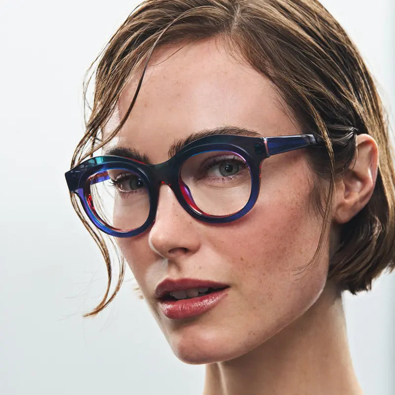 Femme portant des lunettes de vue bicolores bleu et rouge — collection lunettes pour la vue Bar à Lunettes