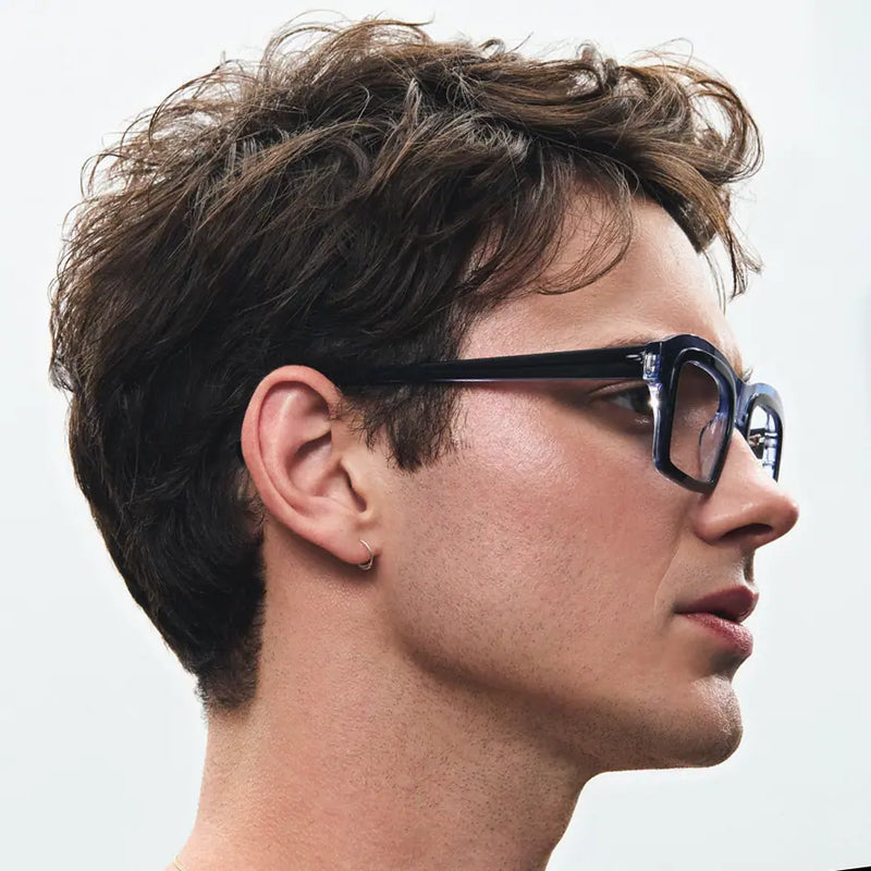 Homme de profil portant des lunettes de vue carrées bleues — collection lunettes pour homme Bar à Lunettes