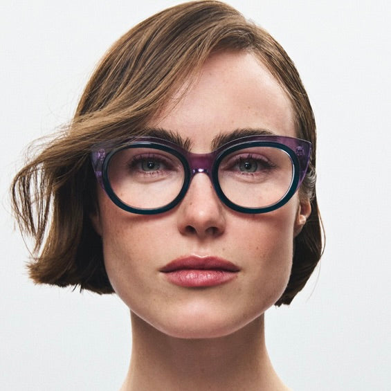 Femme avec des lunettes tendance à la boutique Bar à Lunettes au Québec