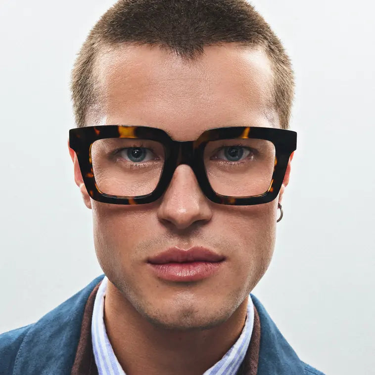 Homme portant des lunettes de vue carrées écaille de tortue — collection lunettes homme Bar à Lunettes Québec