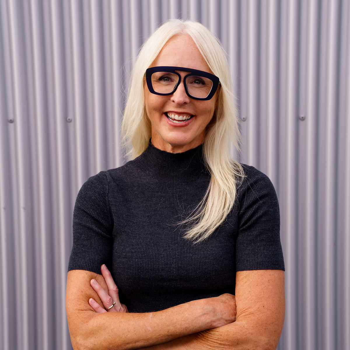 Marie-Sophie Dion, designer et opticienne, dessine une monture sur mesure dans son atelier de Saint-Lambert