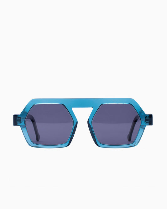 blue plastic hexagon sunglassesby Marie-Sophie Dion model Lapointe, front view, lunettes de vue hexagone couleur Bleu