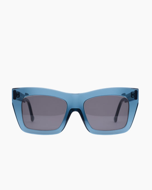 blue plastic cat sunglassesby Marie-Sophie Dion model SorelSun, front view, lunettes de vue chat couleur Bleu