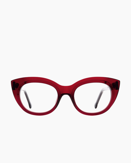 burgundy plastic cat eyeglasses by Marie-Sophie Dion model Blais, front view, lunettes de vue chat couleur bourgogne