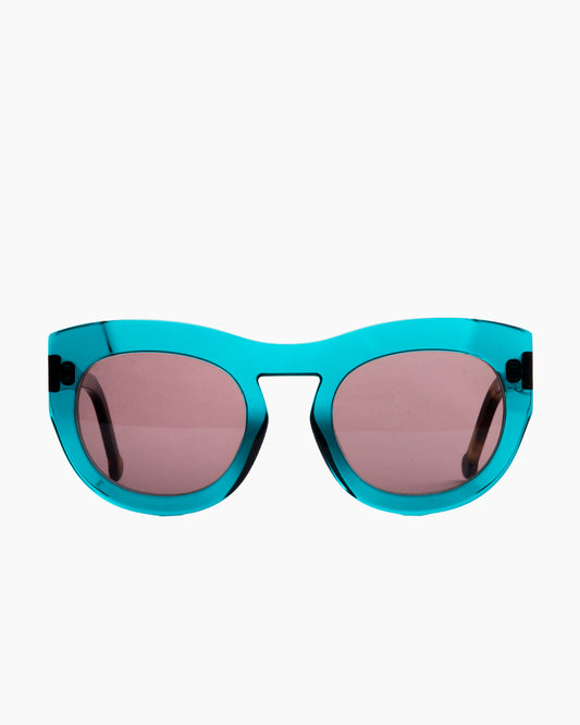 green plastic cat sunglassesby Marie-Sophie Dion model AddamsSun, front view, lunettes de vue chat couleur Vert