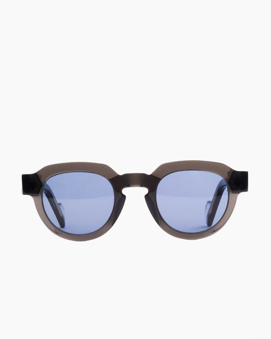 grey plastic round sunglassesby Anne et Valentin model Wayne, front view, lunettes de vue rond couleur Gris
