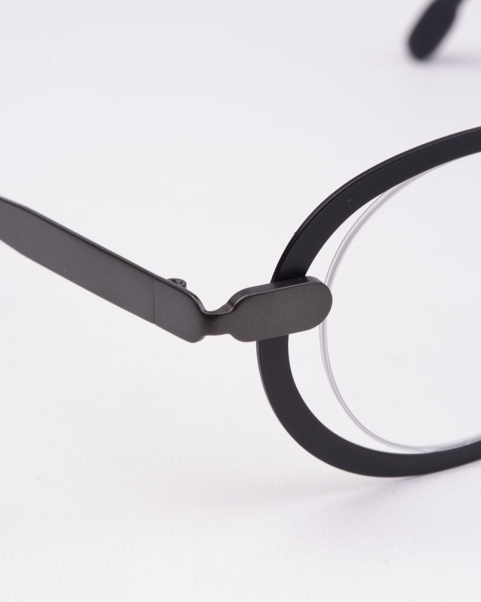 black metal oval eyeglasses by Theo model Macron, front view, lunettes de vue ovale couleur Noir