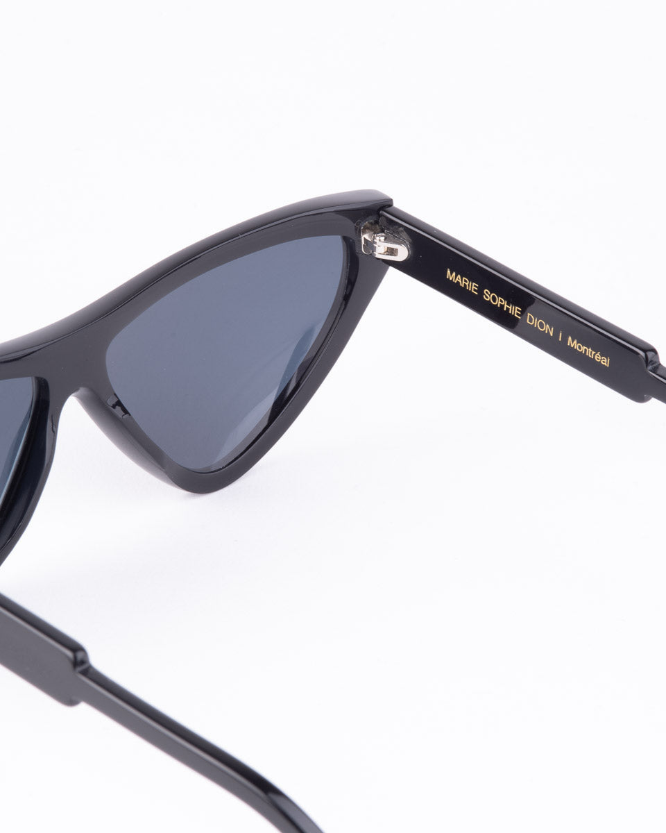 black plastic triangle  sunglassesby Marie-Sophie Dion model Hart, front view, lunettes de vue triangle couleur Noir