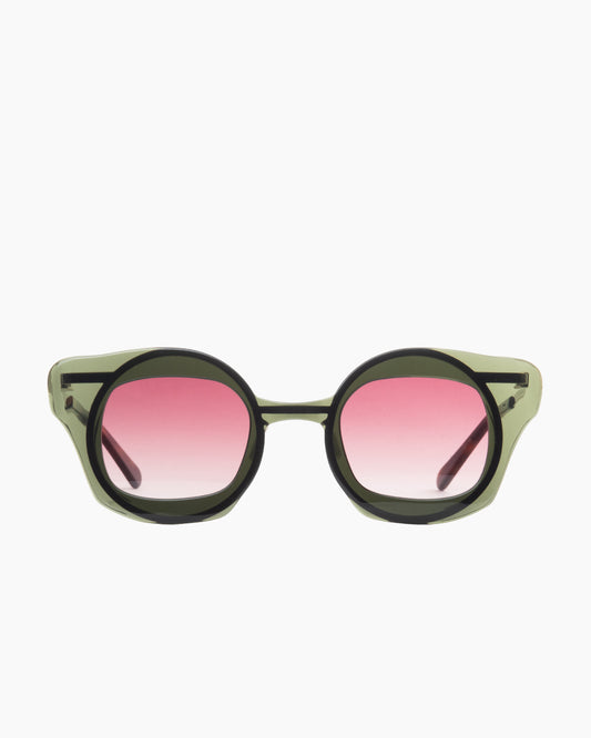 green metal rectangle sunglassesby Gamine model Navesödermalm, front view, lunettes de vue rectangle couleur vert
