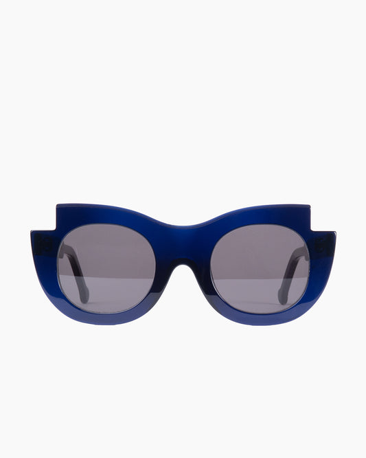 blue plastic round  sunglassesby Marie-Sophie Dion model Latraverse2Sun, front view, lunettes de vue rond couleur Bleu
