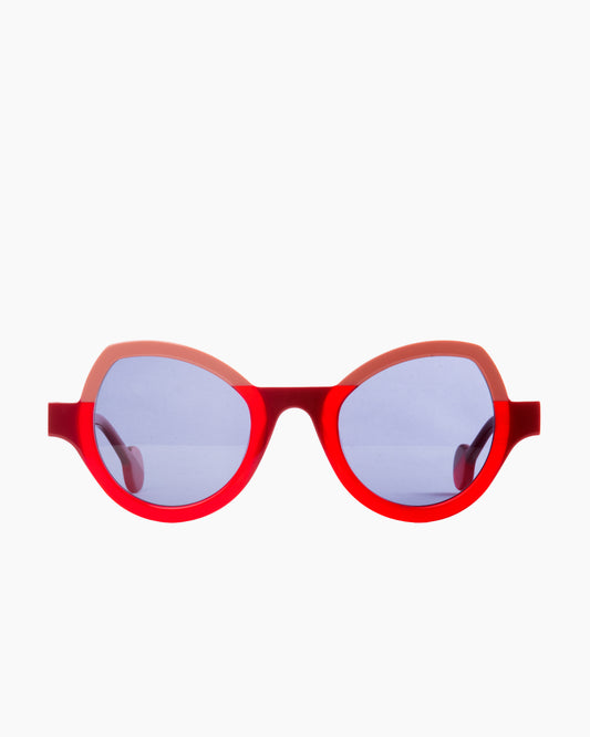 red plastic cat sunglassesby Theo model modernisme, front view, lunettes de vue chat couleur rouge