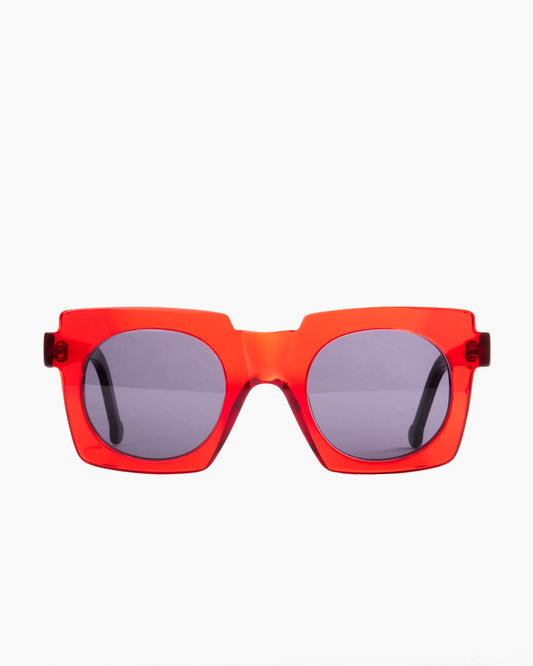red plastic rectangle  sunglassesby Marie-Sophie Dion model Ouimet, front view, lunettes de vue rectangle couleur Rouge