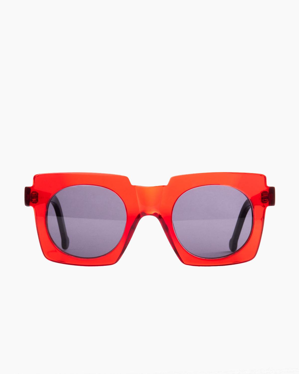 red plastic rectangle  sunglassesby Marie-Sophie Dion model Ouimet, front view, lunettes de vue rectangle couleur Rouge
