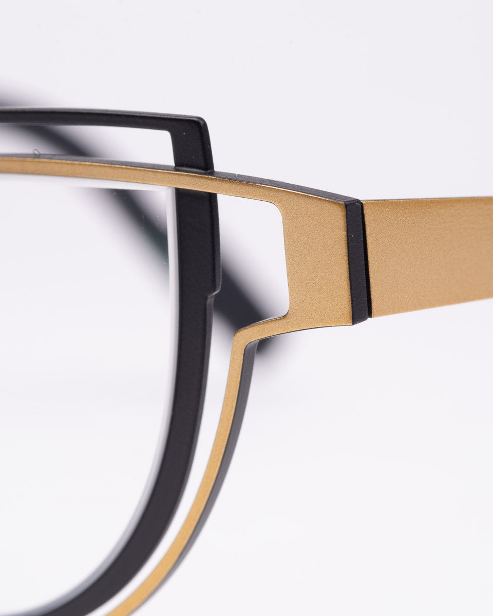 gold metal cat eyeglasses by Theo model CONTOUR, front view, lunettes de vue chat couleur or