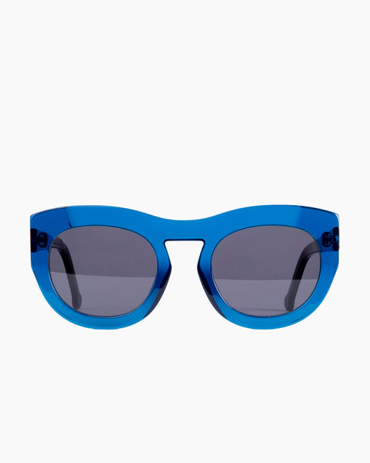 blue plastic cat sunglassesby Marie-Sophie Dion model AddamsSun, front view, lunettes de vue chat couleur Bleu