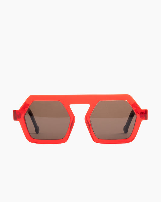orange plastic hexagon  sunglassesby Marie-Sophie Dion model Lapointe, front view, lunettes de vue hexagone couleur Orange