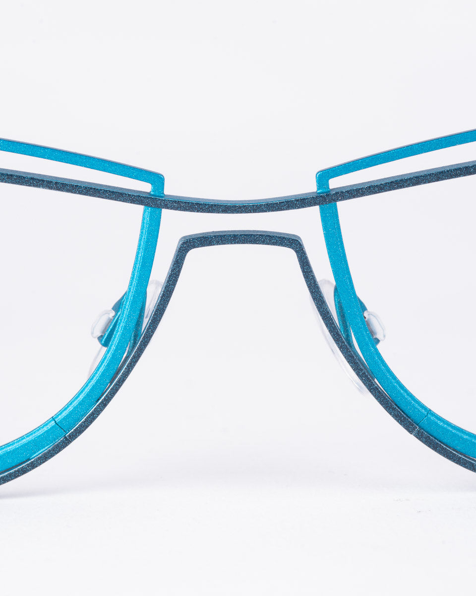 blue metal cat eyeglasses by Theo model CONTOUR, front view, lunettes de vue chat couleur Bleu