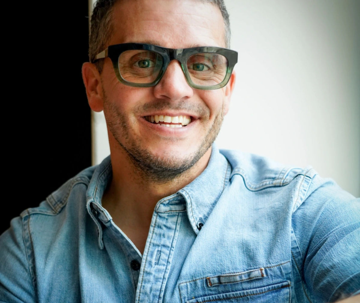 Lunetier Bar à Lunettes accompagnant un client lors d'une séance de stylisme personnalisée en boutique