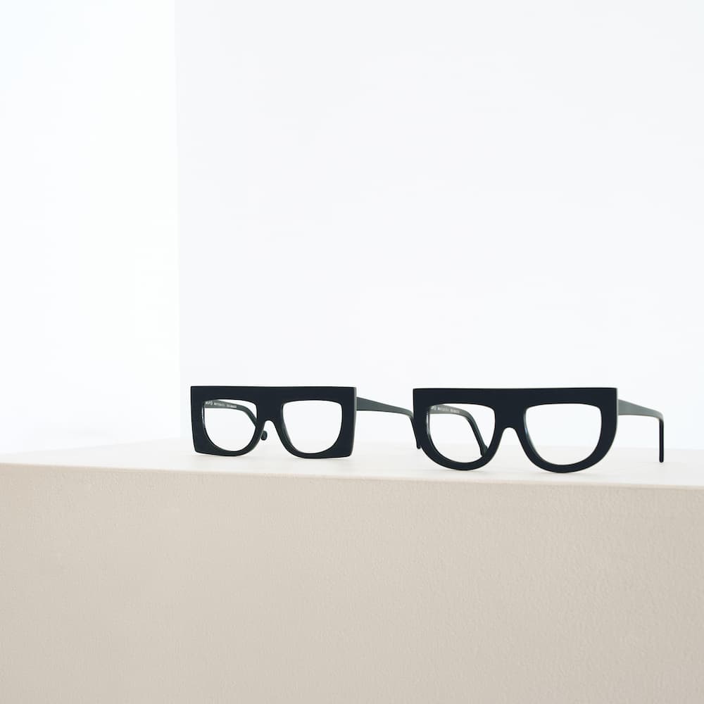 Deux montures carrées noires signées Marie-Sophie Dion — collection lunettes noires Bar à Lunettes Québec